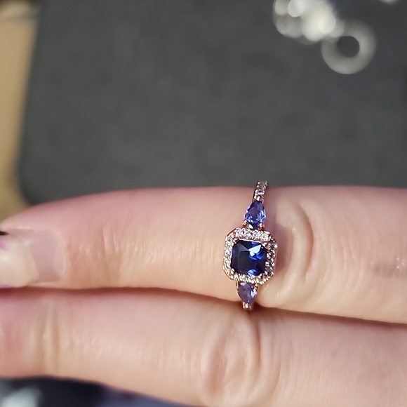 bomb party Jewelry - Gorgeous blue sapphire ring size 6